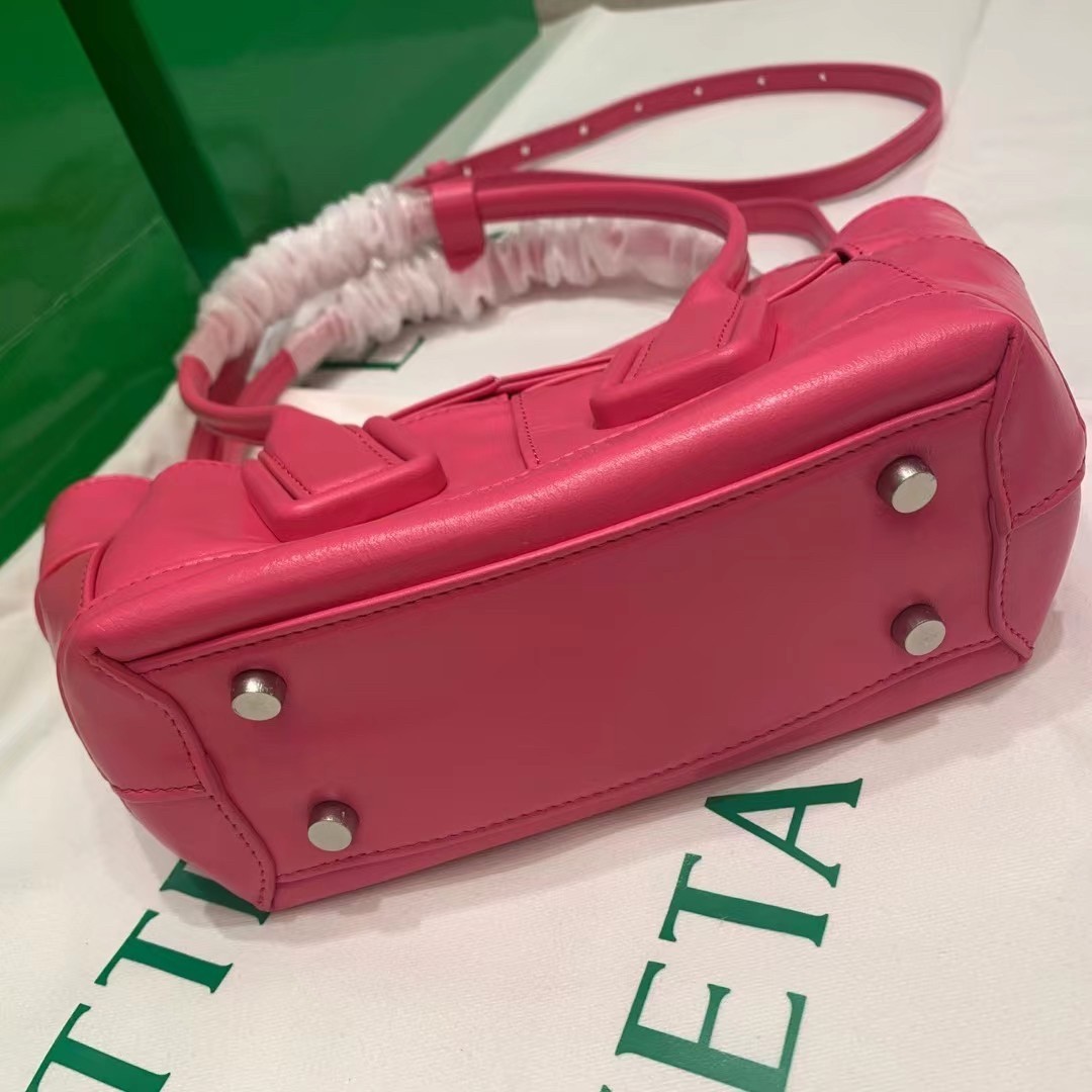 bo*te*ga Ve*ne*ta mini arco bag in pink intrecciato leather