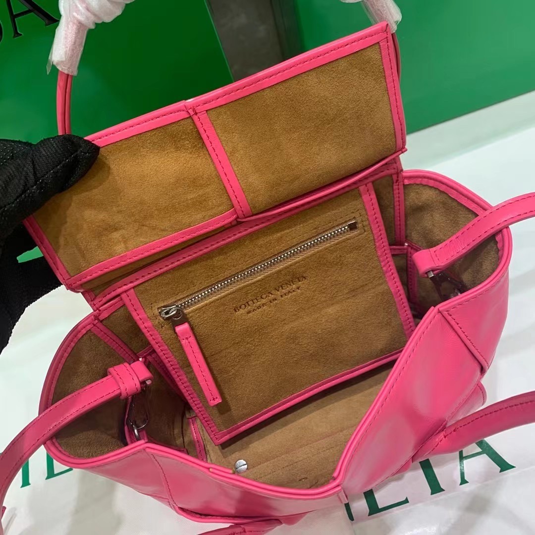 bo*te*ga Ve*ne*ta mini arco bag in pink intrecciato leather