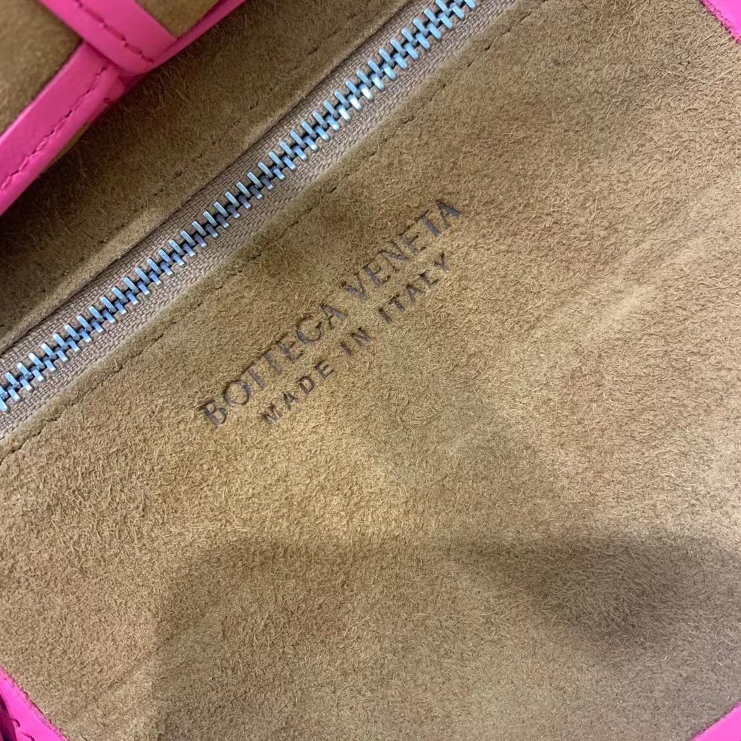 bo*te*ga Ve*ne*ta mini arco bag in pink intrecciato leather