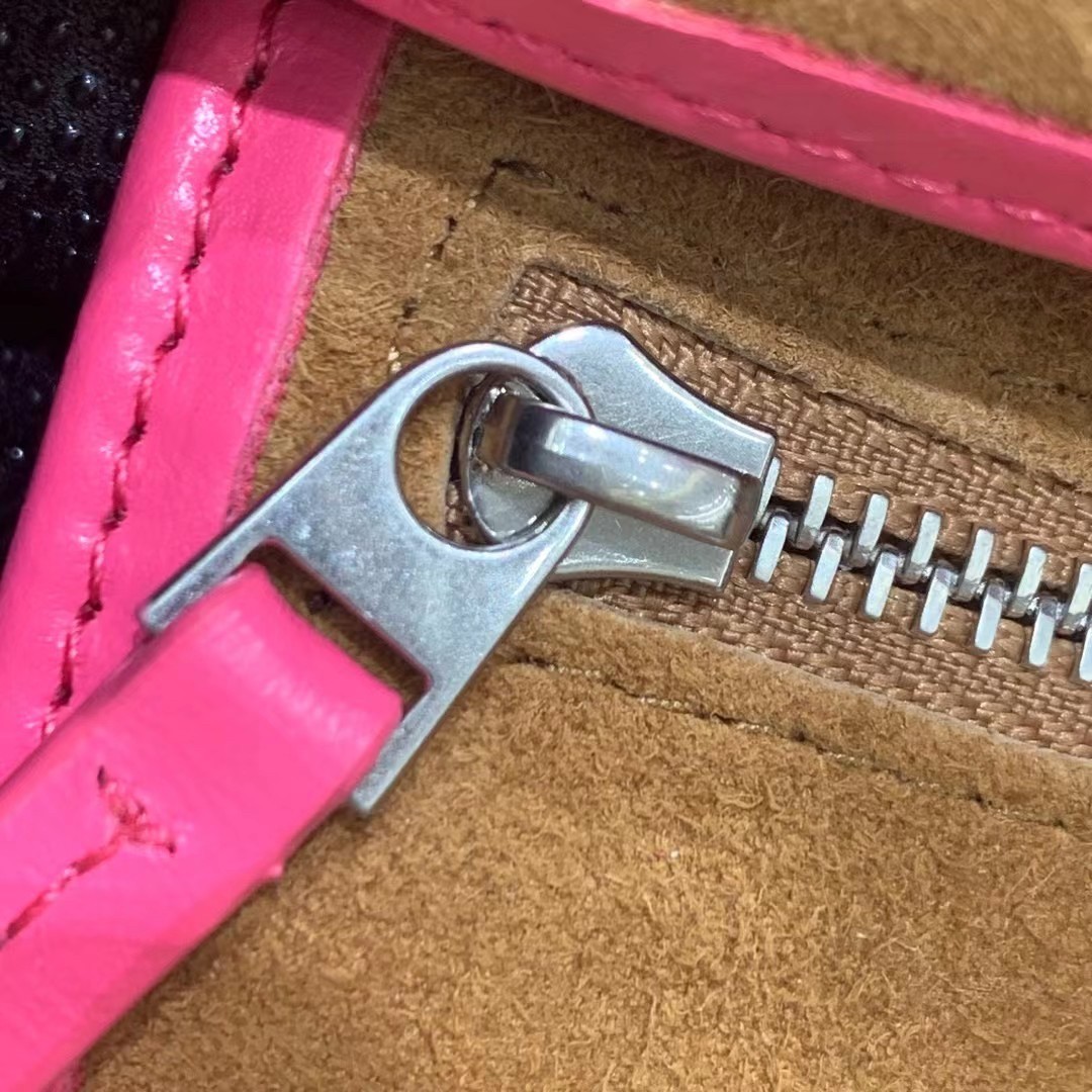 bo*te*ga Ve*ne*ta mini arco bag in pink intrecciato leather