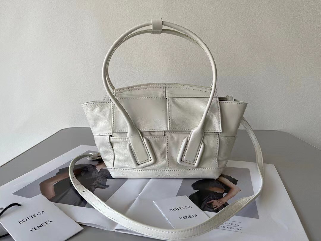 bo*te*ga Ve*ne*ta mini arco bag in white intrecciato leather