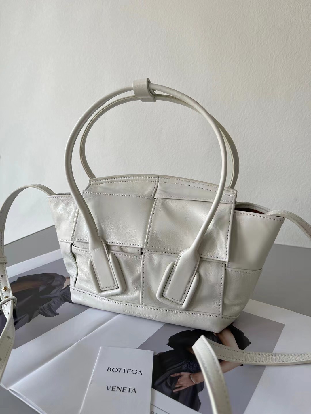 bo*te*ga Ve*ne*ta mini arco bag in white intrecciato leather