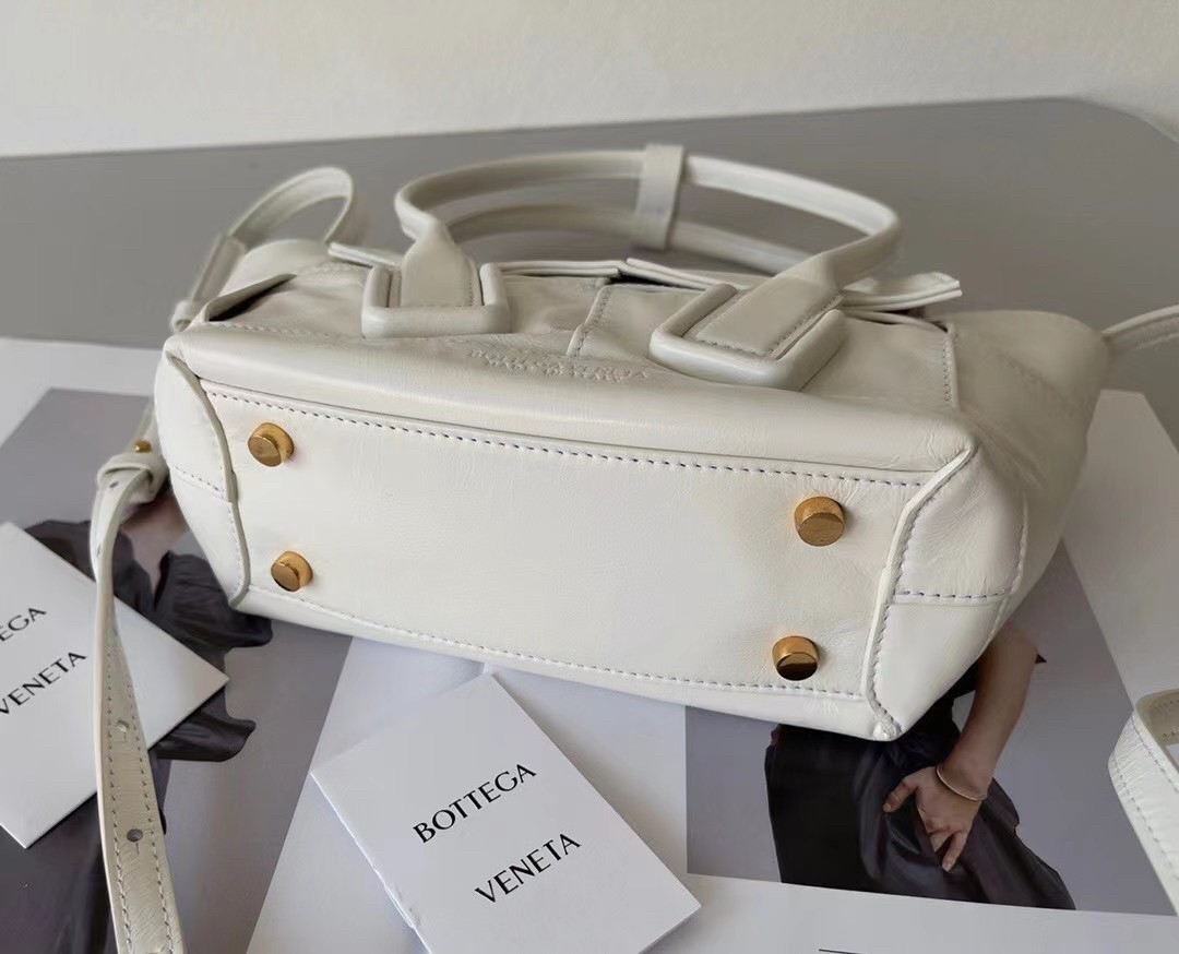 bo*te*ga Ve*ne*ta mini arco bag in white intrecciato leather