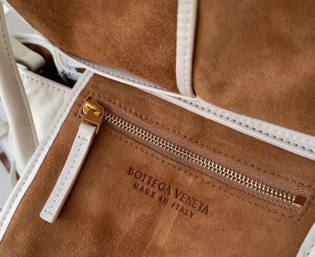 bo*te*ga Ve*ne*ta mini arco bag in white intrecciato leather
