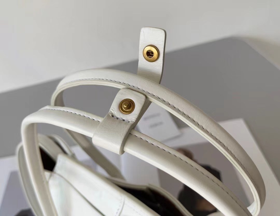 bo*te*ga Ve*ne*ta mini arco bag in white intrecciato leather