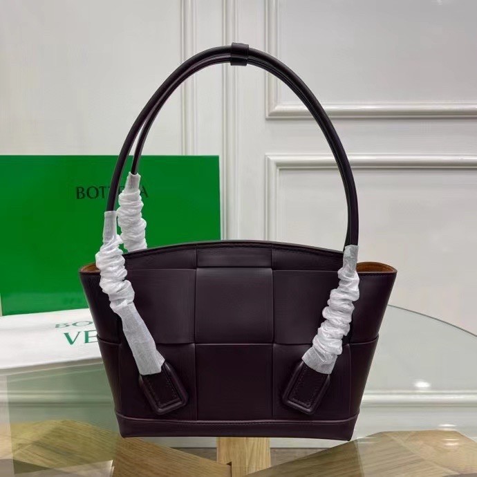 bo*te*ga Ve*ne*ta arco small bag in grape intrecciato calfskin