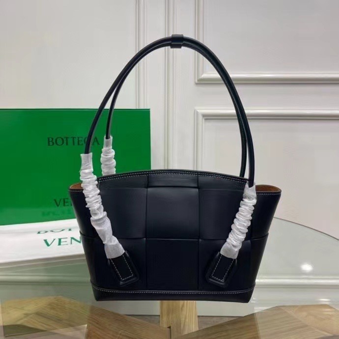 bo*te*ga Ve*ne*ta arco small bag in black intrecciato calfskin
