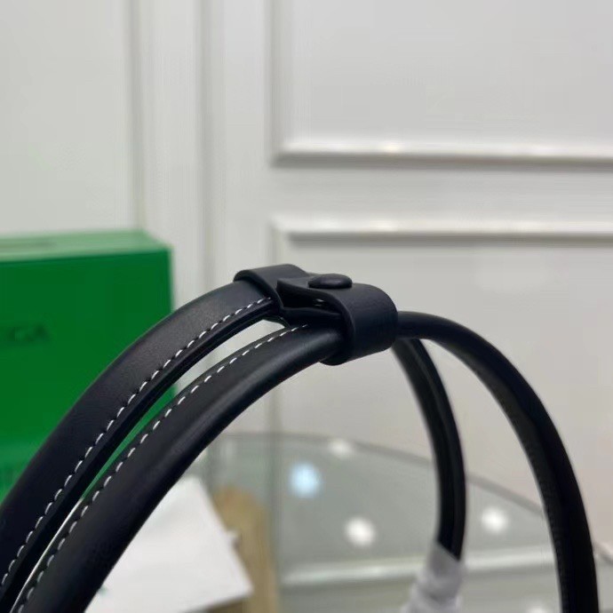 bo*te*ga Ve*ne*ta arco small bag in black intrecciato calfskin