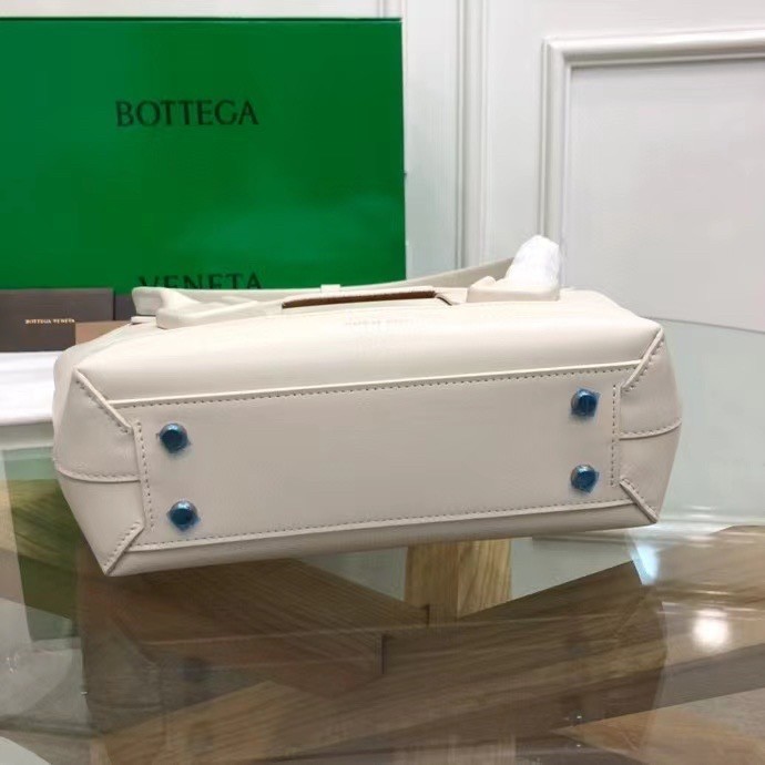 bo*te*ga Ve*ne*ta arco small bag in white intrecciato calfskin
