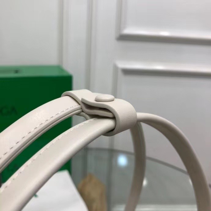 bo*te*ga Ve*ne*ta arco small bag in white intrecciato calfskin
