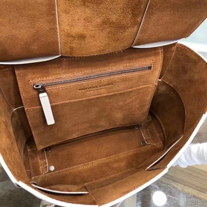 bo*te*ga Ve*ne*ta arco small bag in white intrecciato calfskin