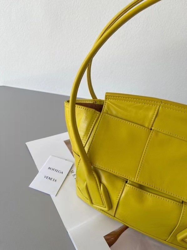 bo*te*ga Ve*ne*ta arco small bag in mirabelle intrecciato leather