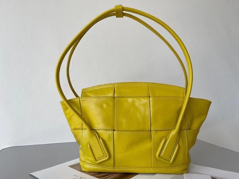 bo*te*ga Ve*ne*ta arco small bag in mirabelle intrecciato leather