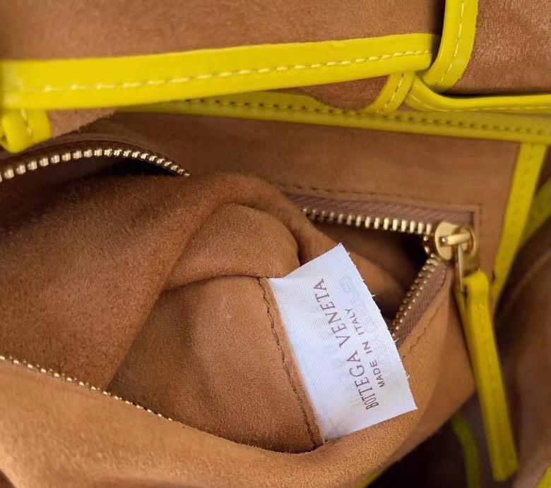 bo*te*ga Ve*ne*ta arco small bag in mirabelle intrecciato leather