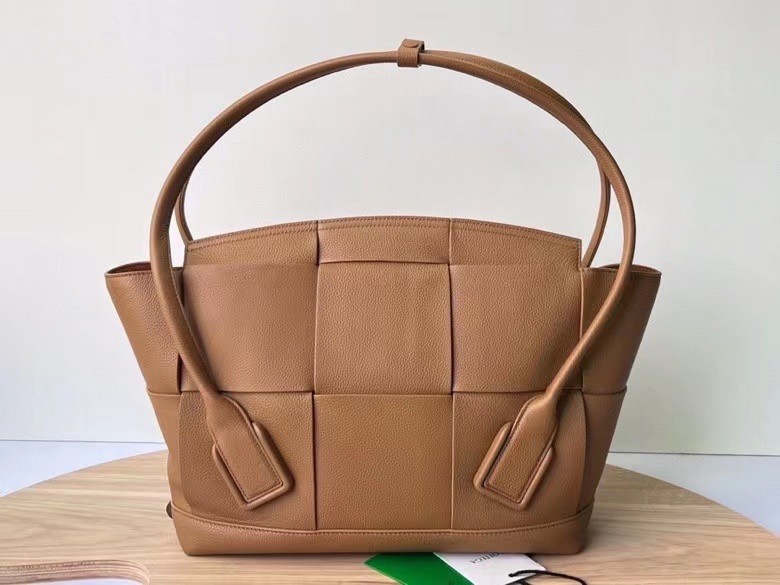 bo*te*ga Ve*ne*ta arco medium bag in caramel grained leather