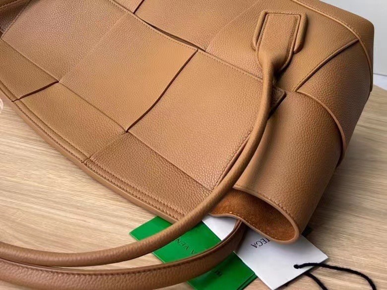 bo*te*ga Ve*ne*ta arco medium bag in caramel grained leather