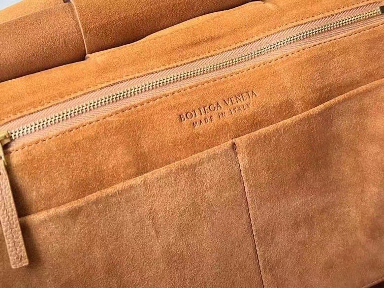 bo*te*ga Ve*ne*ta arco medium bag in caramel grained leather