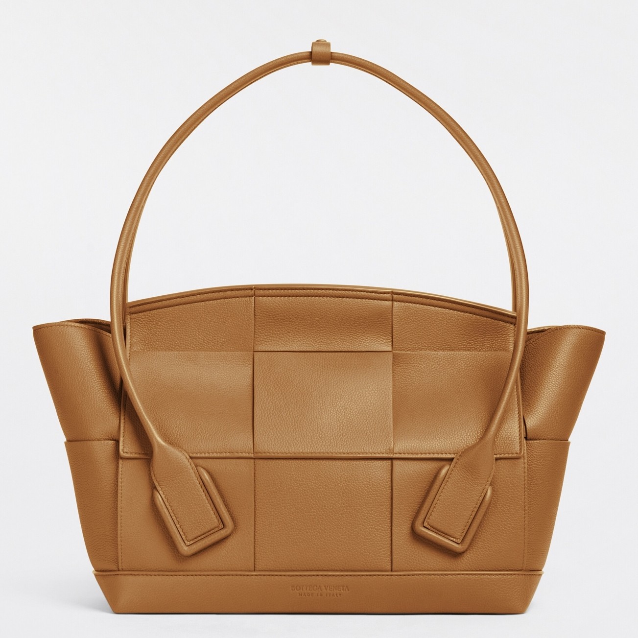 bo*te*ga Ve*ne*ta arco medium bag in caramel grained leather