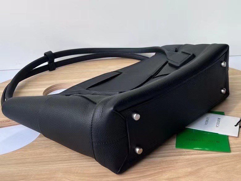 bo*te*ga Ve*ne*ta arco medium bag in black grained leather