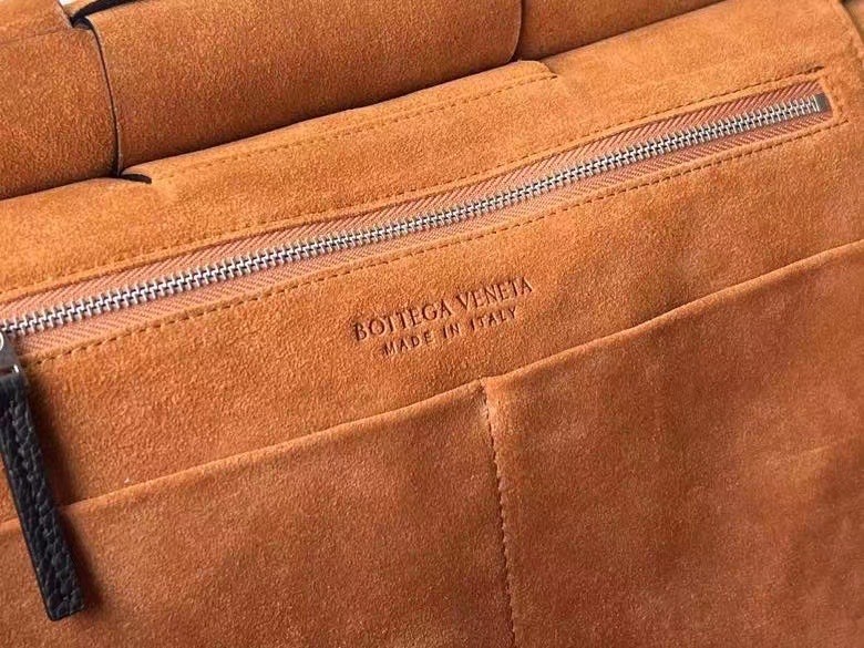 bo*te*ga Ve*ne*ta arco medium bag in black grained leather