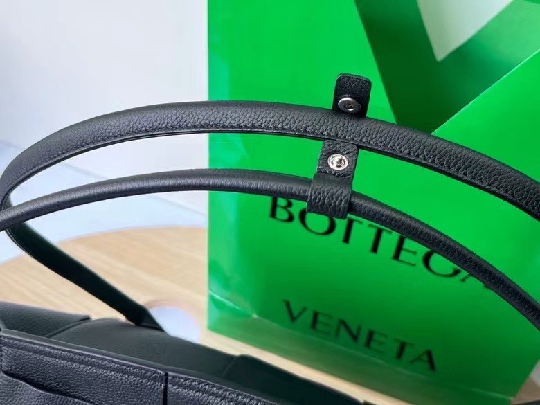 bo*te*ga Ve*ne*ta arco medium bag in black grained leather
