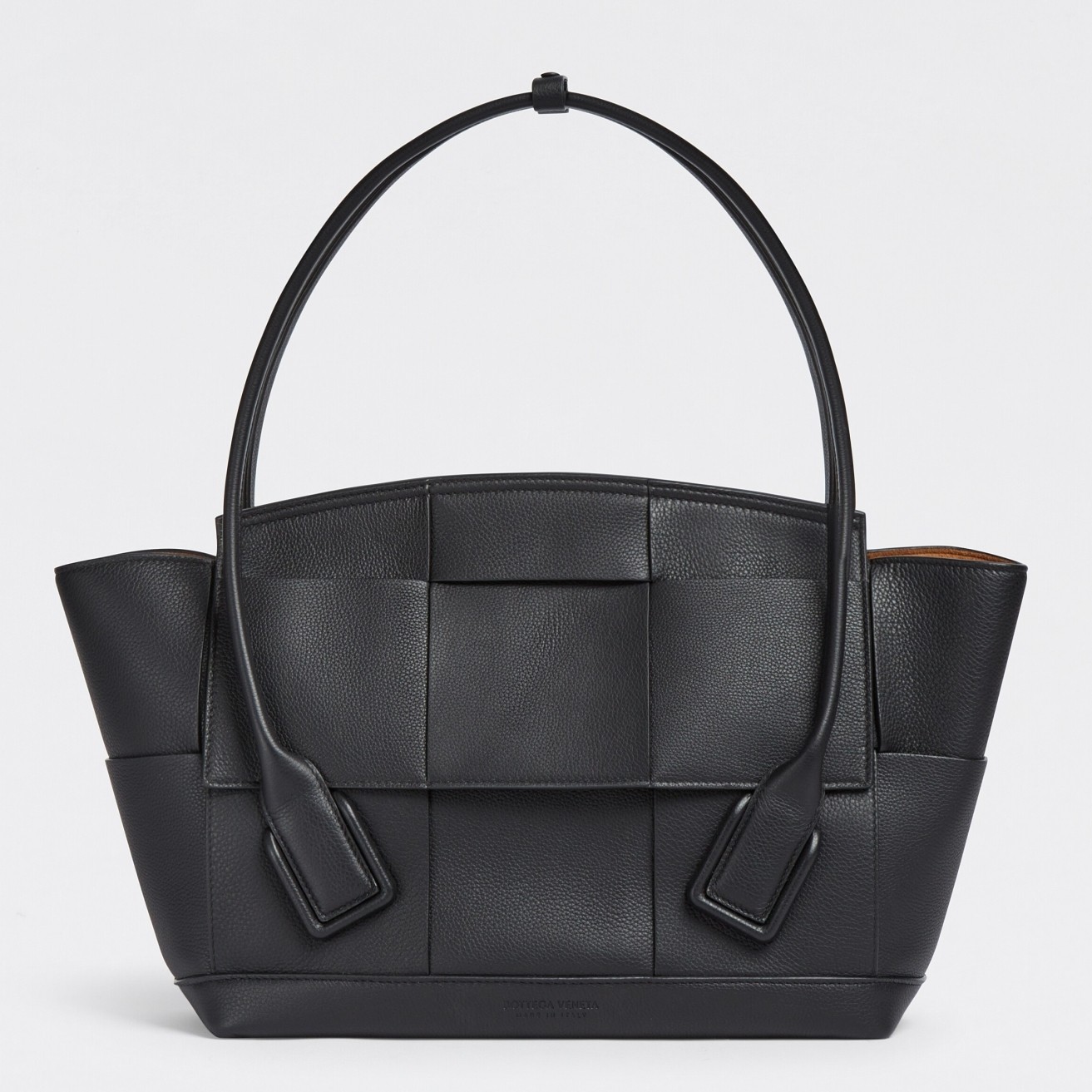 bo*te*ga Ve*ne*ta arco medium bag in black grained leather