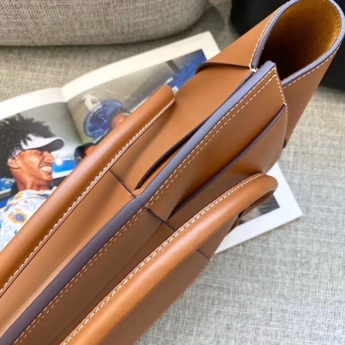 bo*te*ga Ve*ne*ta arco medium bag in caramel intrecciato calfskin