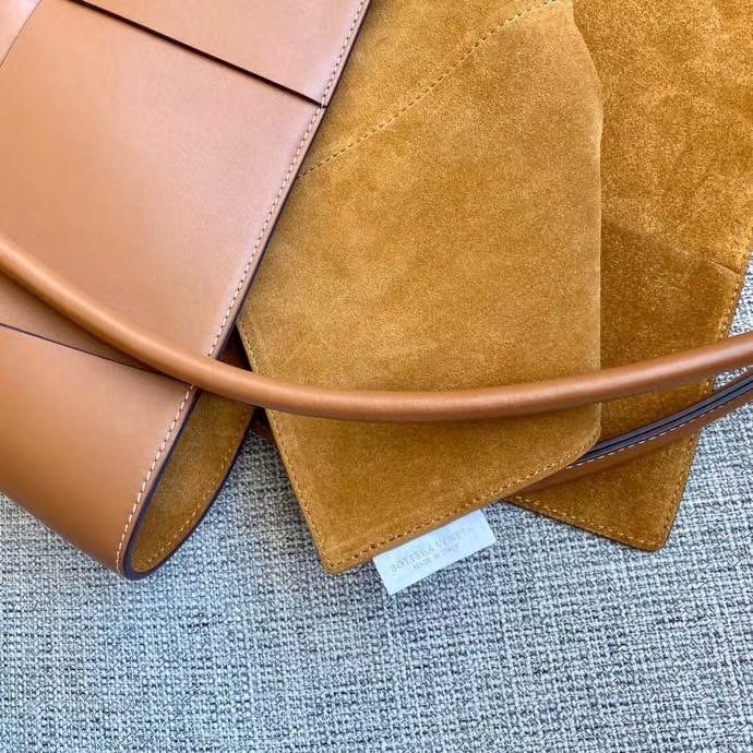 bo*te*ga Ve*ne*ta arco medium bag in caramel intrecciato calfskin