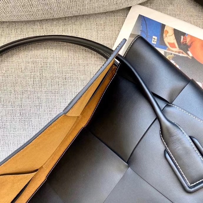 bo*te*ga Ve*ne*ta arco medium bag in black intrecciato calfskin
