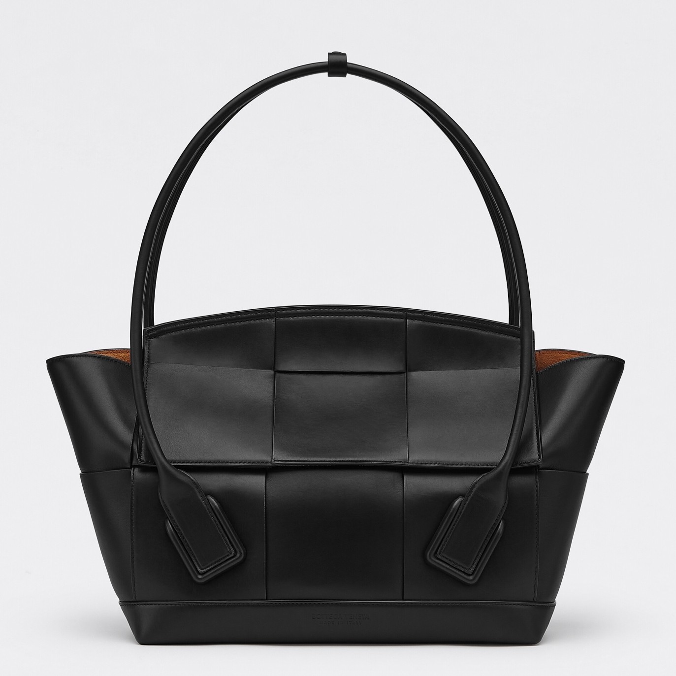 bo*te*ga Ve*ne*ta arco medium bag in black intrecciato calfskin