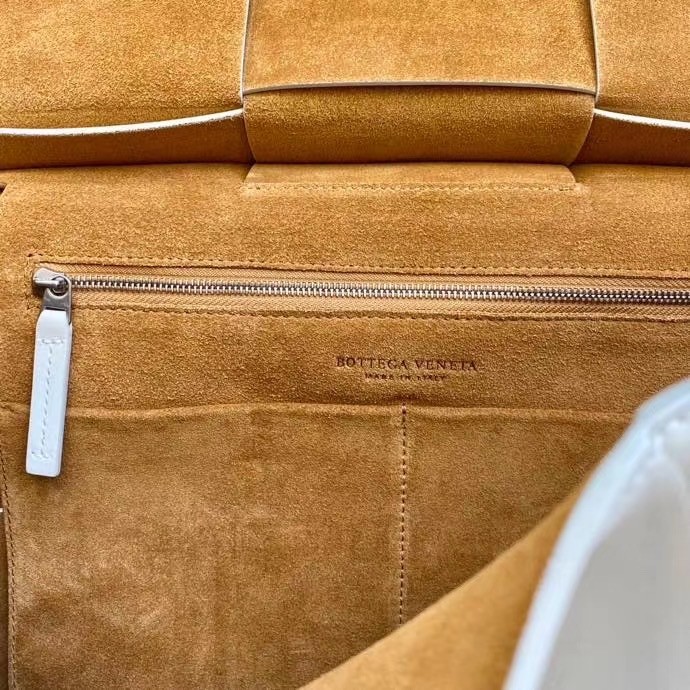 bo*te*ga Ve*ne*ta arco medium bag in white intrecciato calfskin