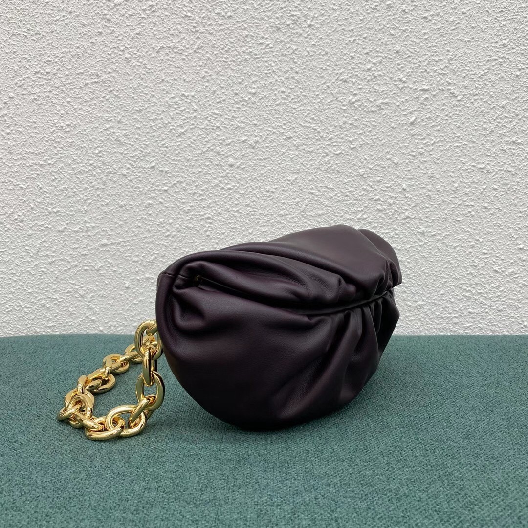 bo*te*ga Ve*ne*ta the belt chain pouch in grape nappa leather
