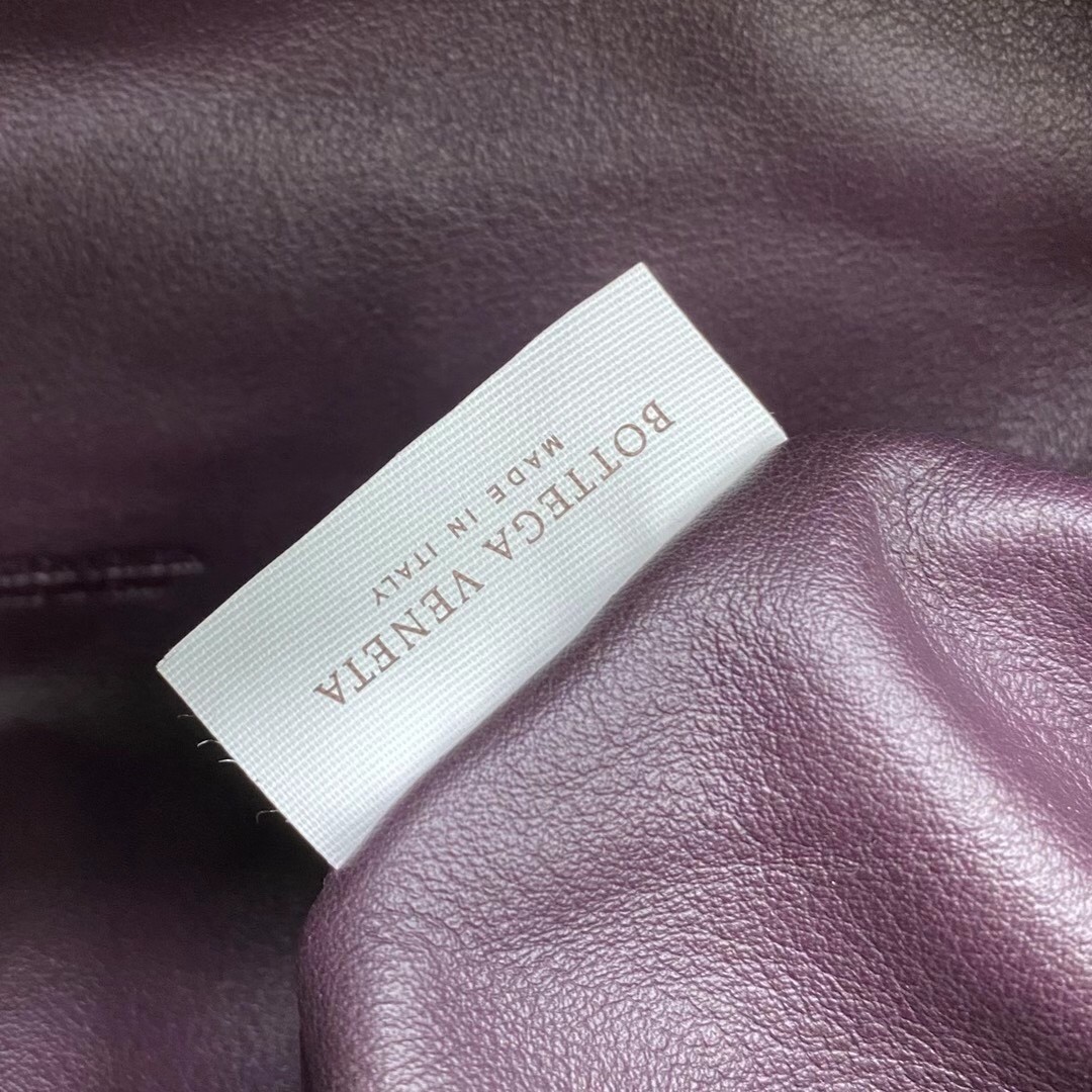 bo*te*ga Ve*ne*ta the belt chain pouch in grape nappa leather