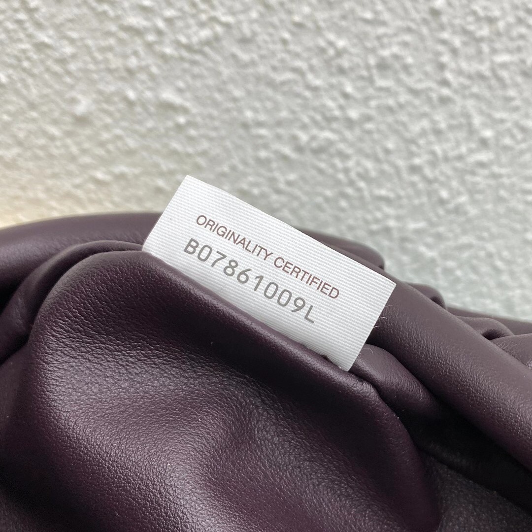 bo*te*ga Ve*ne*ta the belt chain pouch in grape nappa leather