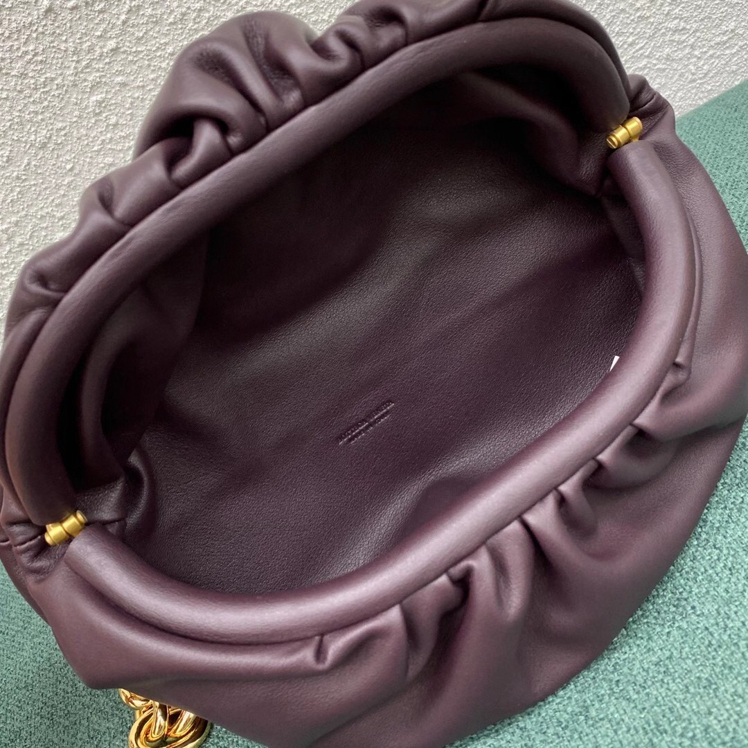 bo*te*ga Ve*ne*ta the belt chain pouch in grape nappa leather