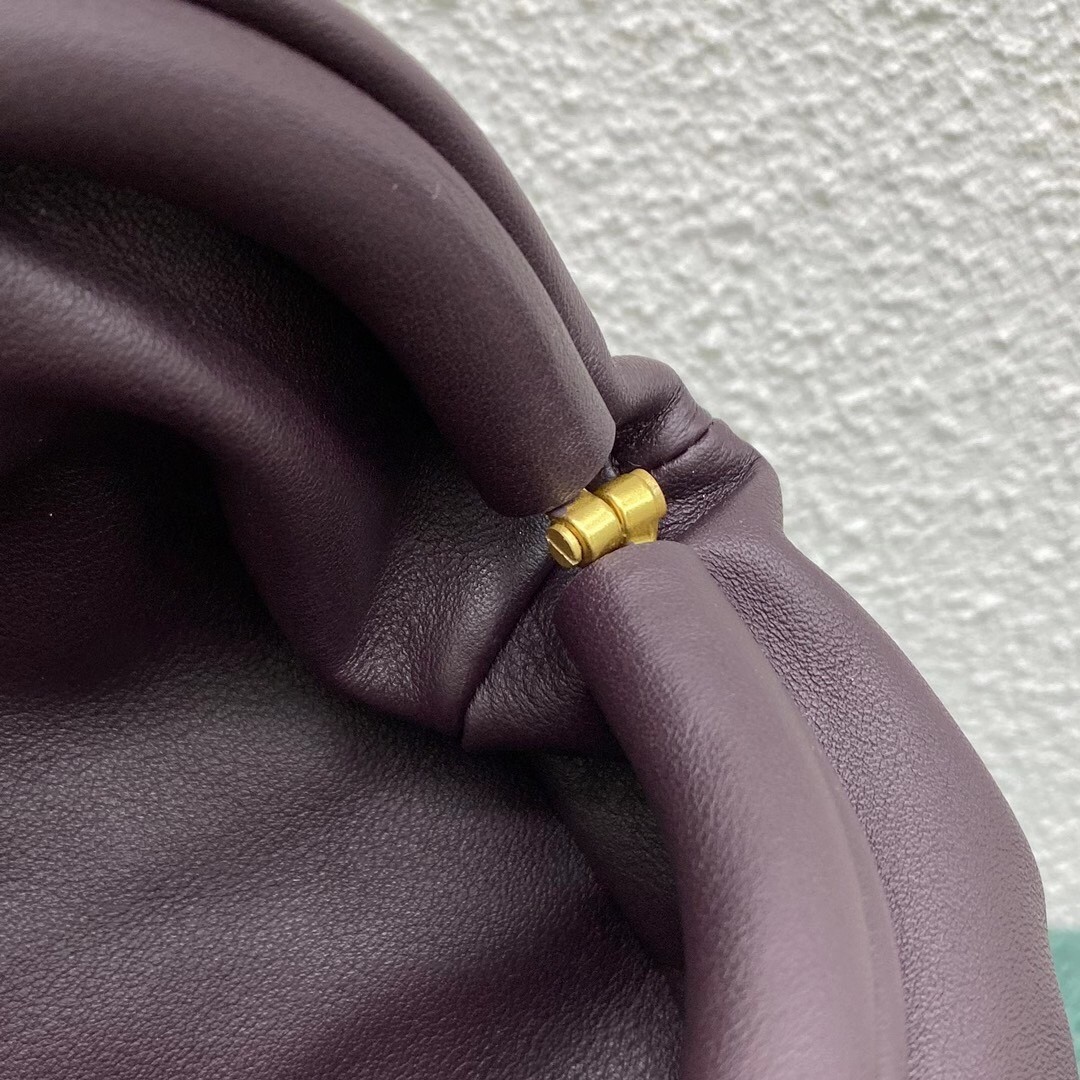 bo*te*ga Ve*ne*ta the belt chain pouch in grape nappa leather