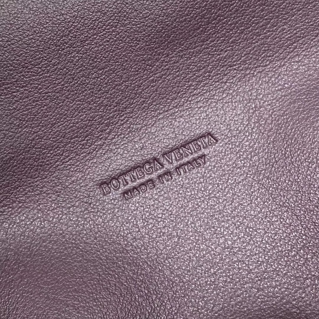 bo*te*ga Ve*ne*ta the belt chain pouch in grape nappa leather