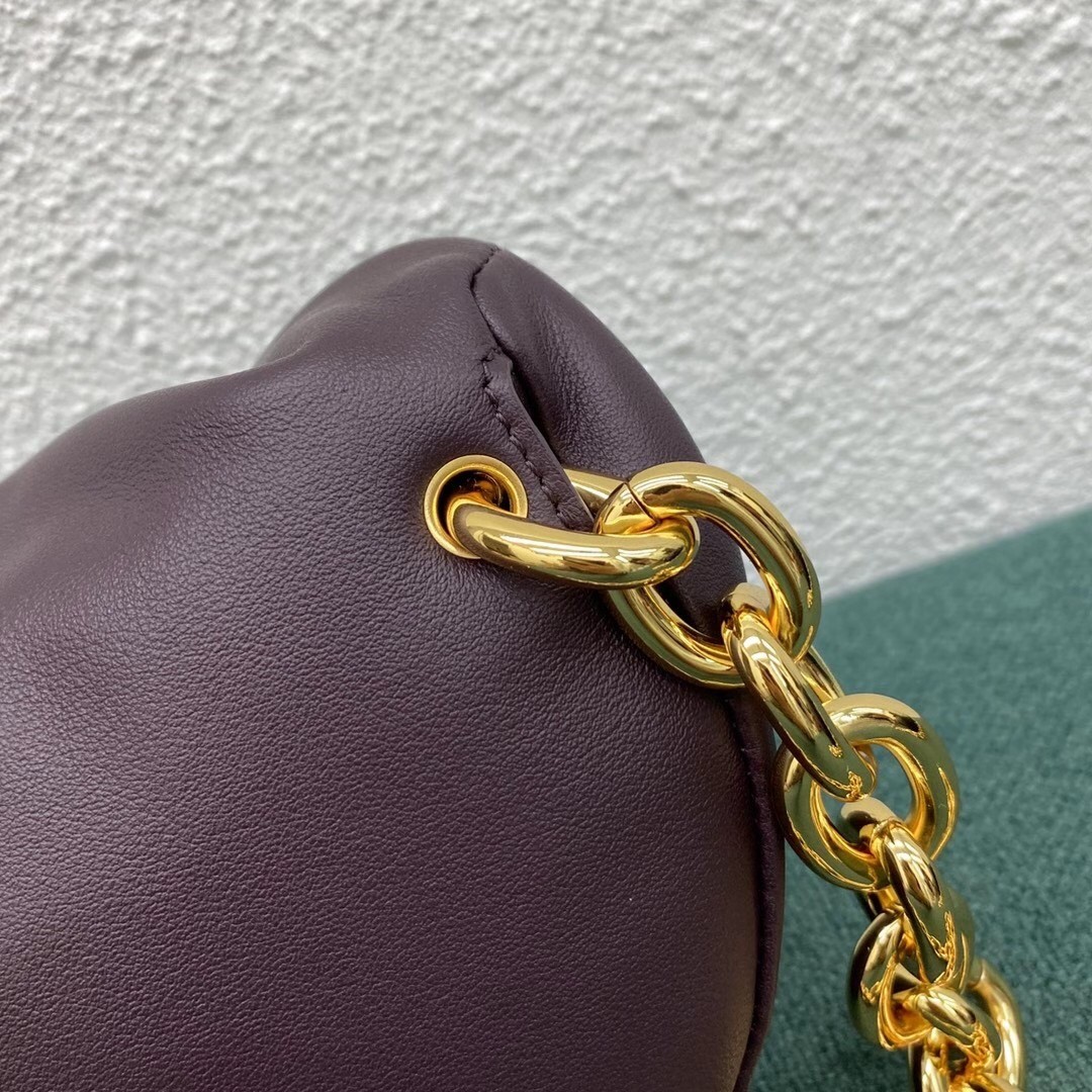bo*te*ga Ve*ne*ta the belt chain pouch in grape nappa leather