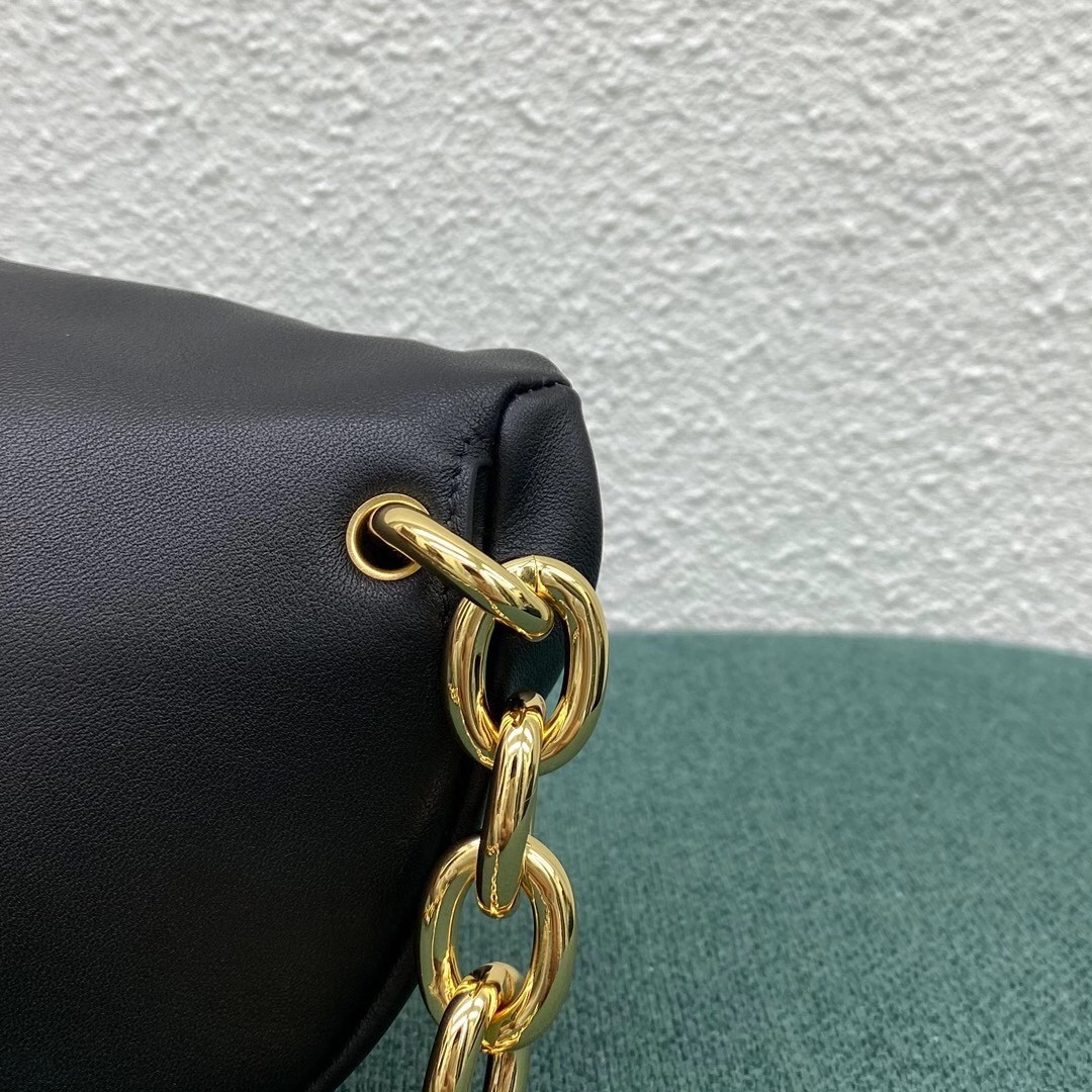 bo*te*ga Ve*ne*ta the belt chain pouch in black nappa leather