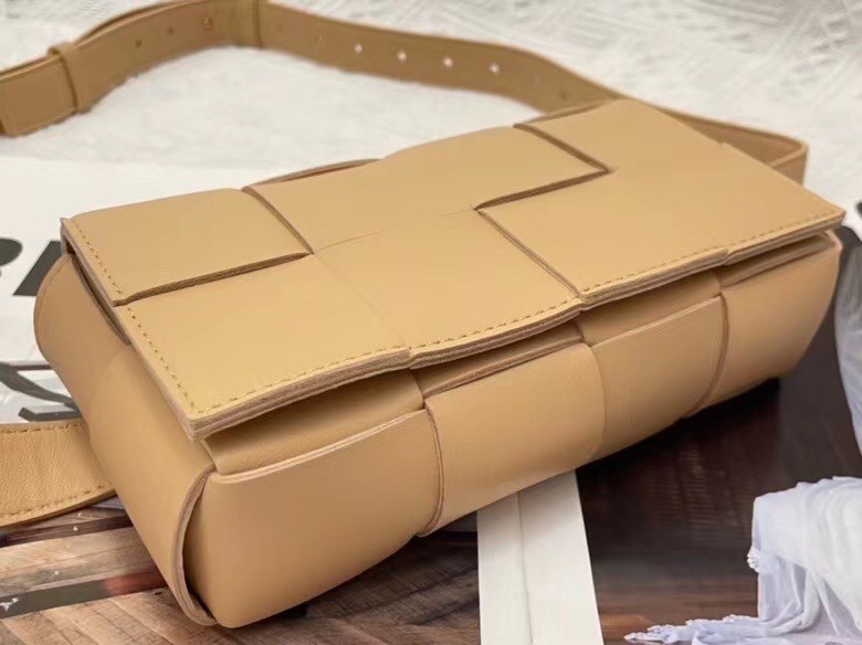 bo*te*ga Ve*ne*ta cassette belt bag in beige intrecciato leather