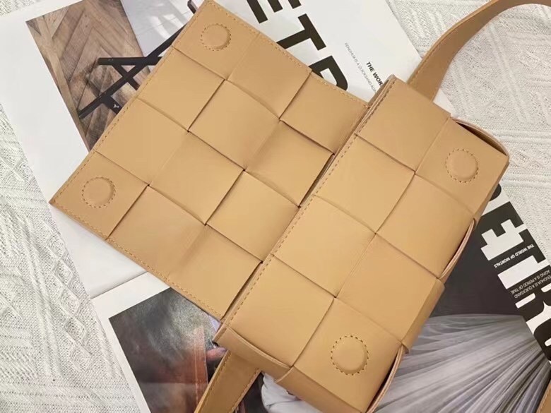 bo*te*ga Ve*ne*ta cassette belt bag in beige intrecciato leather