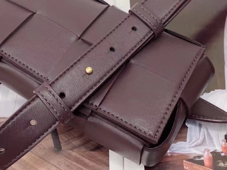 bo*te*ga Ve*ne*ta cassette belt bag in grape intrecciato leather