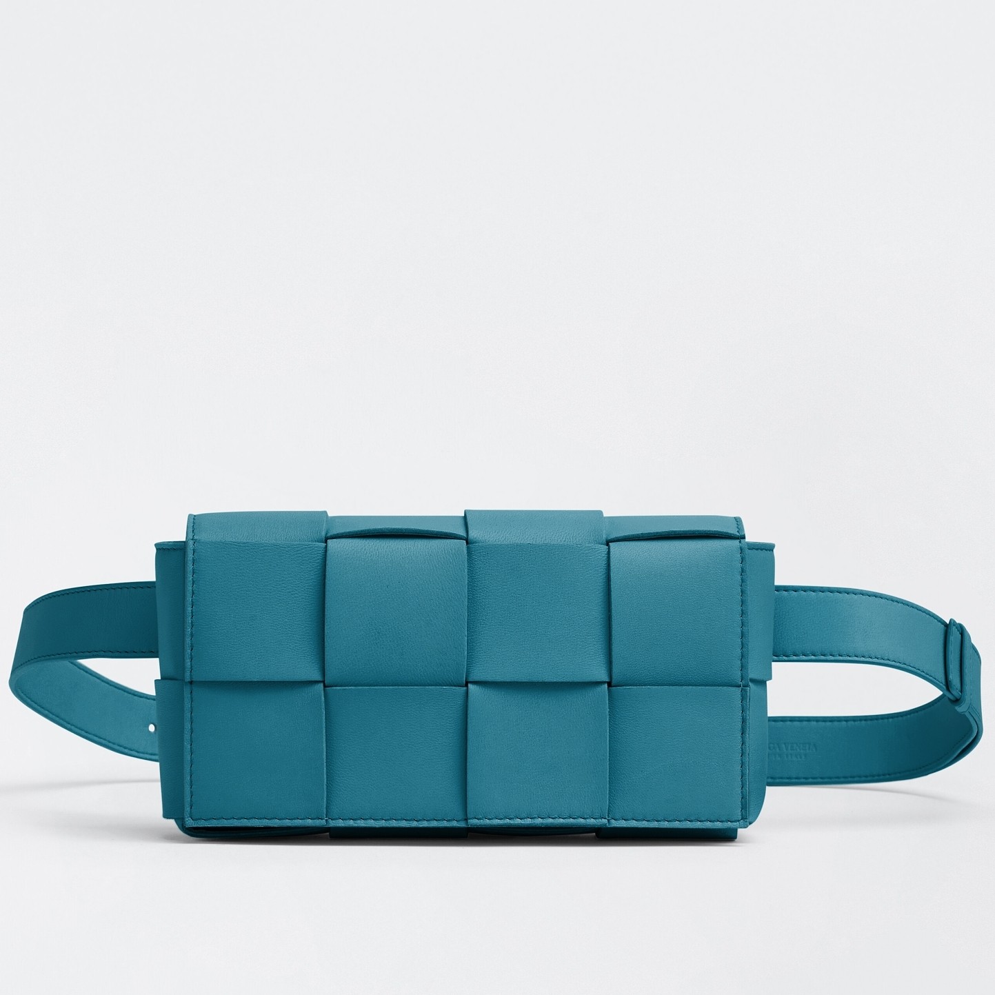 bo*te*ga Ve*ne*ta cassette belt bag in mallard intrecciato leather
