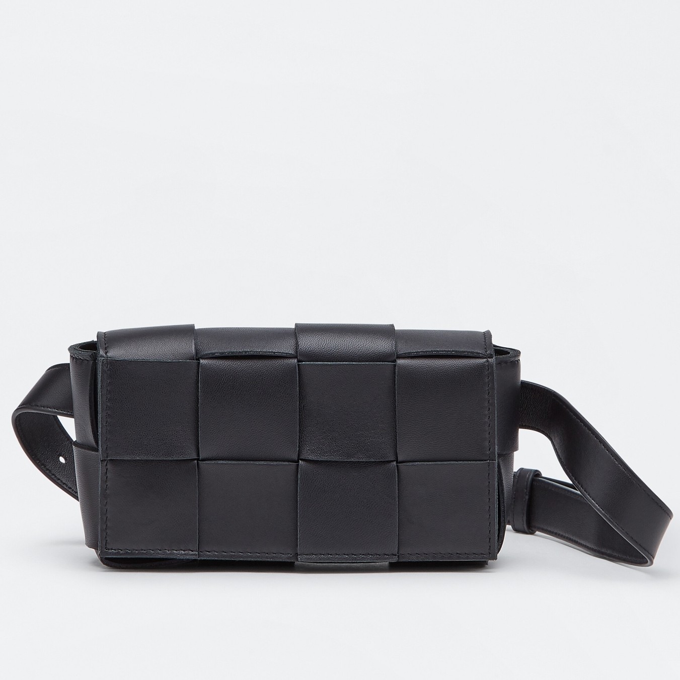 bo*te*ga Ve*ne*ta cassette belt bag in black intrecciato leather