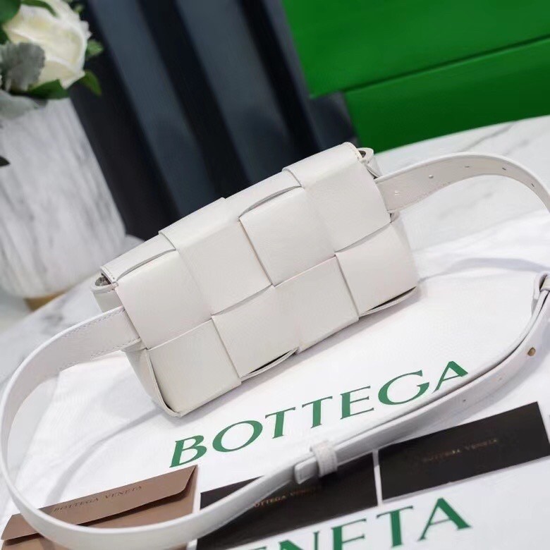 bo*te*ga Ve*ne*ta cassette belt bag in white intrecciato leather