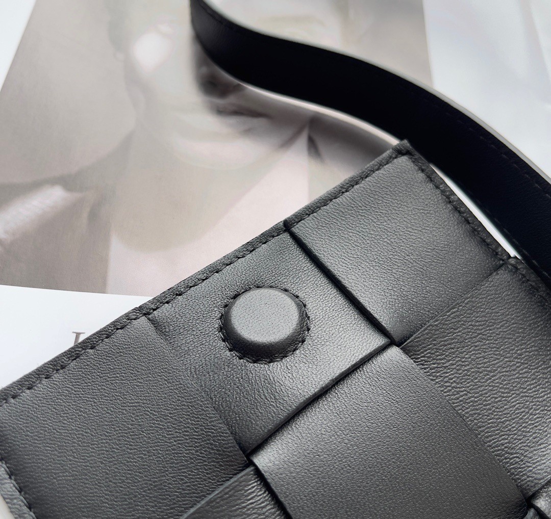 bo*te*ga Ve*ne*ta candy cassette bag in black lambskin
