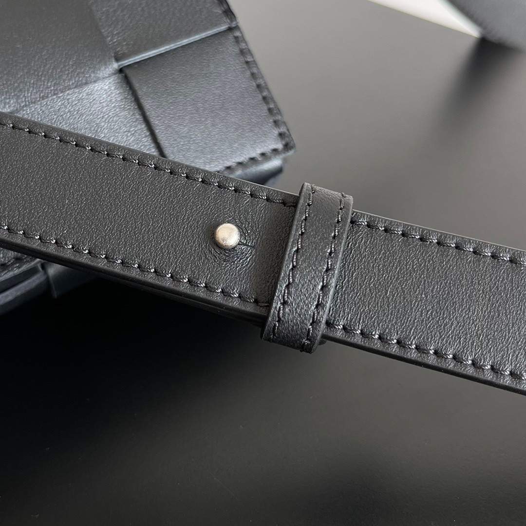 bo*te*ga Ve*ne*ta small cassette bag in black intrecciato lambskin