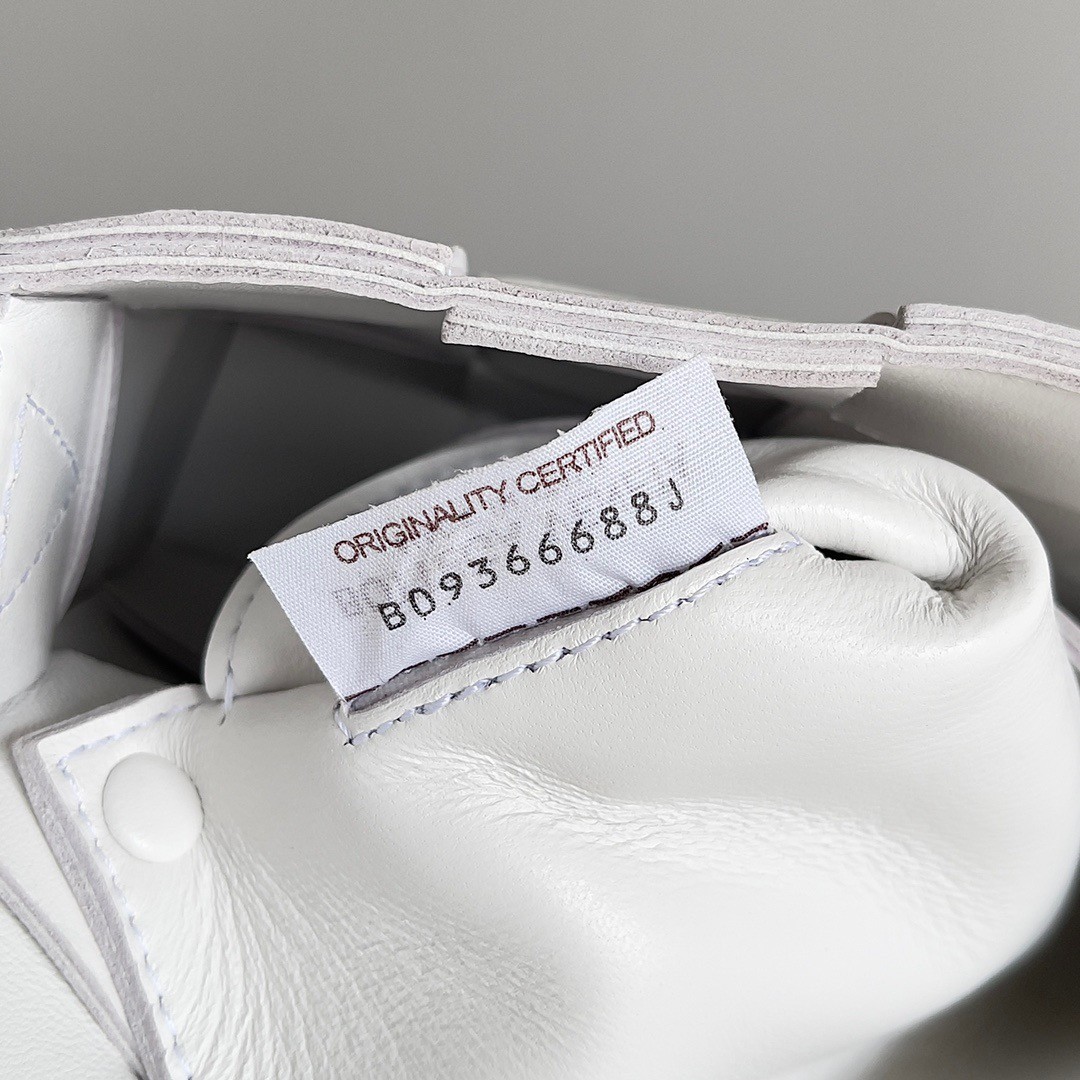 bo*te*ga Ve*ne*ta small cassette bag in white intrecciato lambskin