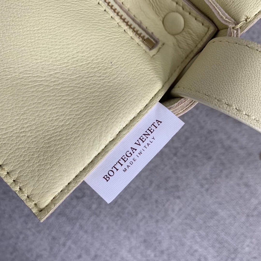 bo*te*ga Ve*ne*ta cassette bag in cream lambskin