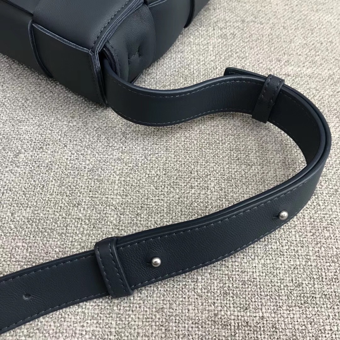 bo*te*ga Ve*ne*ta cassette bag in dark blue lambskin